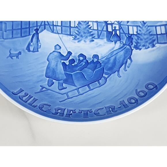 Royal Copenhagen Arrival of Christmas Guests 1969 Wall Decor Blue Plate 7" Vtg - Picture 10 of 13
